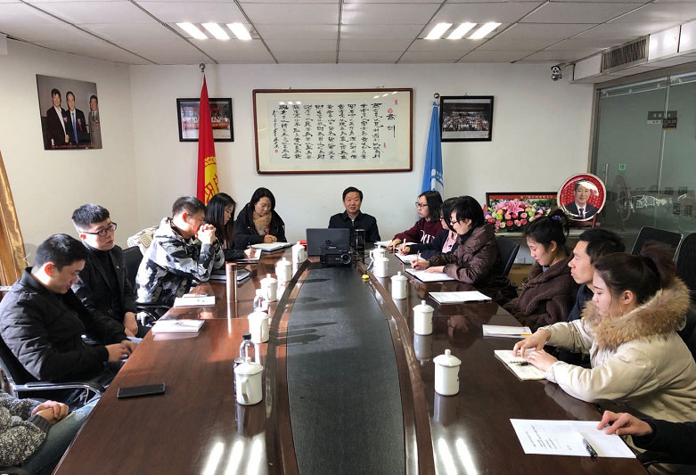 岳氏集團(tuán)董事長、中醫(yī)藥康養(yǎng)委員會(huì)主任岳平安與北京全球商源文化傳播公司簽訂戰(zhàn)略合作協(xié)議