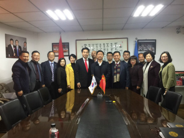 韓國(guó)客人到訪(fǎng)岳氏集團(tuán)并簽署合作協(xié)議書(shū)